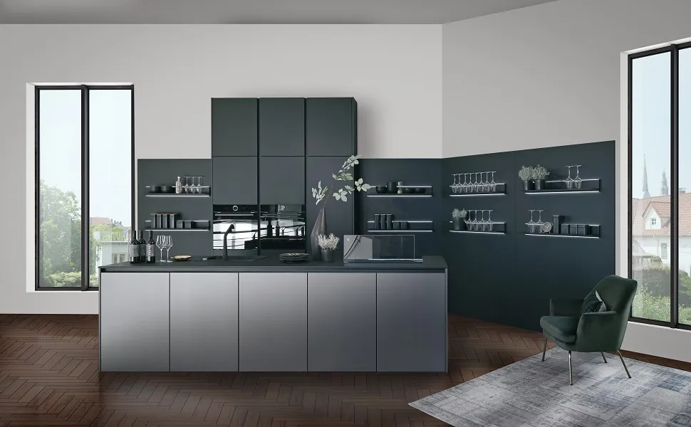 Îlot avec façades en verre de couleur grise