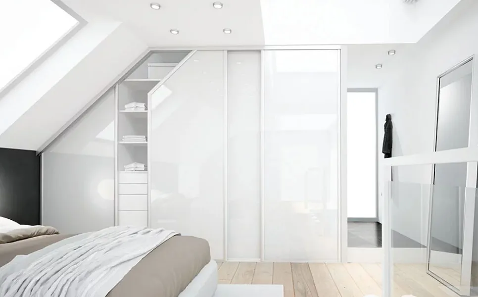 Dressing sur mesure pour mansarde avec toit en pente à Le Crès par IDEE&CO