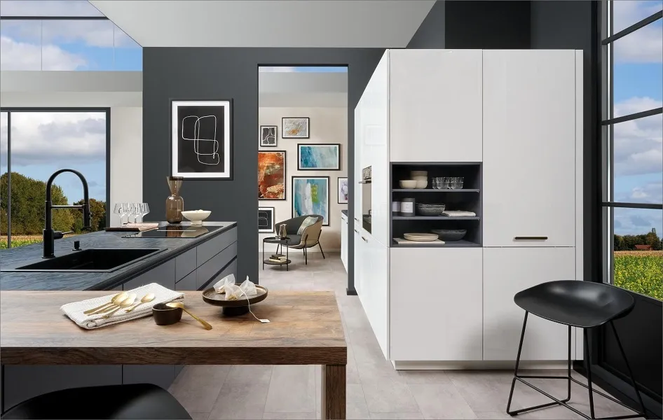 Cuisine atypique fonctionnelle avec colonnes blanches