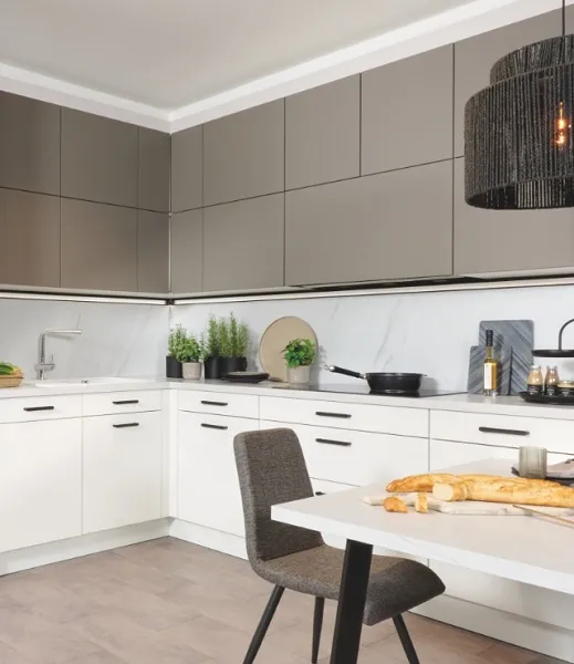 Cuisine taupe fonctionnelle avec hotte intégrée