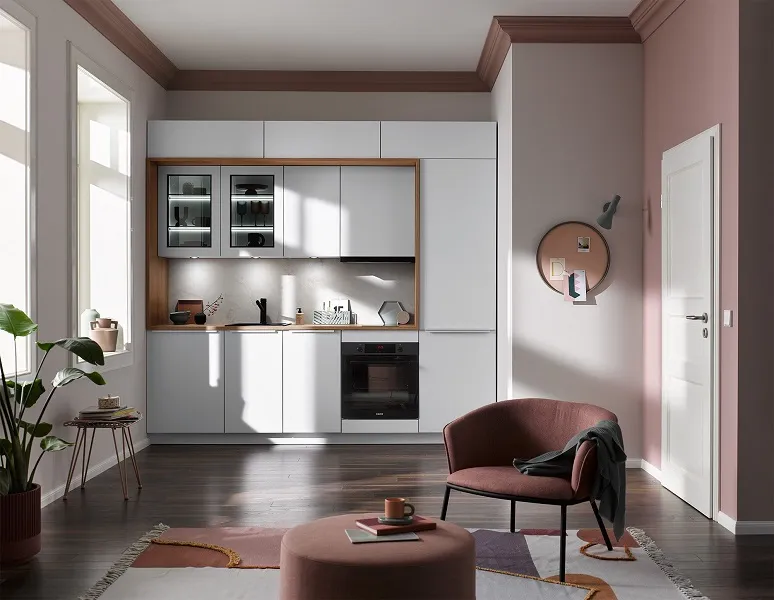 Petite cuisine avec cadre bois décoratif