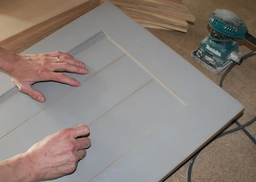 Préparation et ponçage d’une façade en atelier