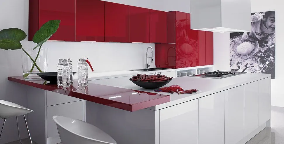 Cuisine moderne sur-mesure avec îlot central installée à Dieue-sur-Meuse par IDEE&CO