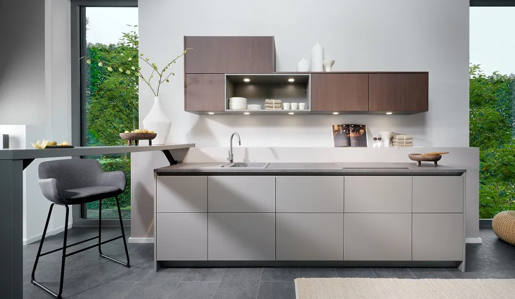 Cuisine moderne sur-mesure avec îlot central installée à Maizières-lès-Metz par IDEE&CO