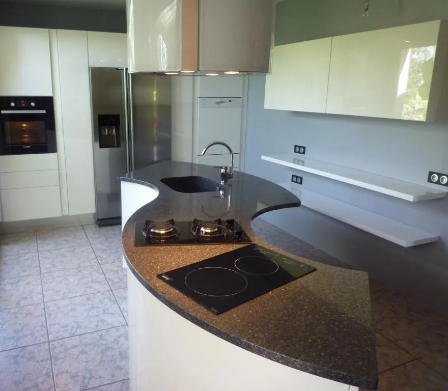 Cuisine moderne sur-mesure avec îlot central installée à Verdun par IDEE&CO